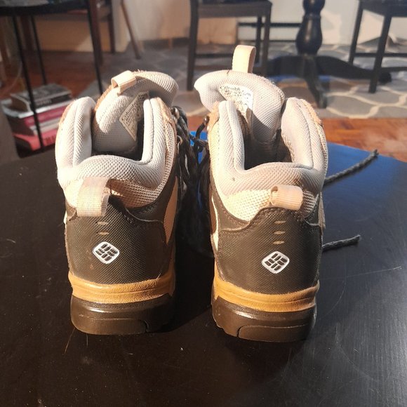 Get out and about in these Classic Columbia hiking boots - Picture 5 of 5